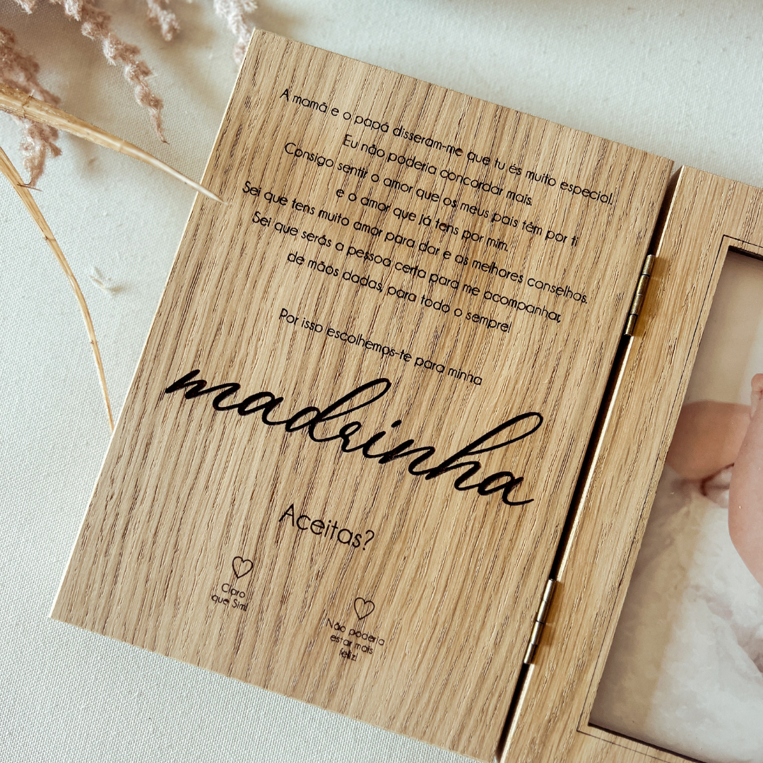 Convite para Madrinha de Batizado em Moldura-Livro com Inicial Floral