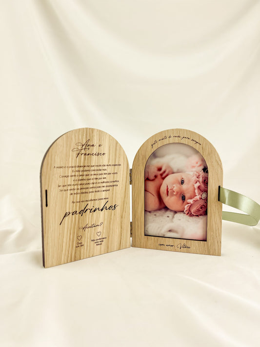Convite para Padrinho em Madeira — Moldura Livro em Arco