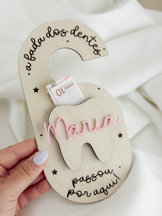 Placa da Fada dos Dentes em Bétula — com Nome em Acrílico Rosa