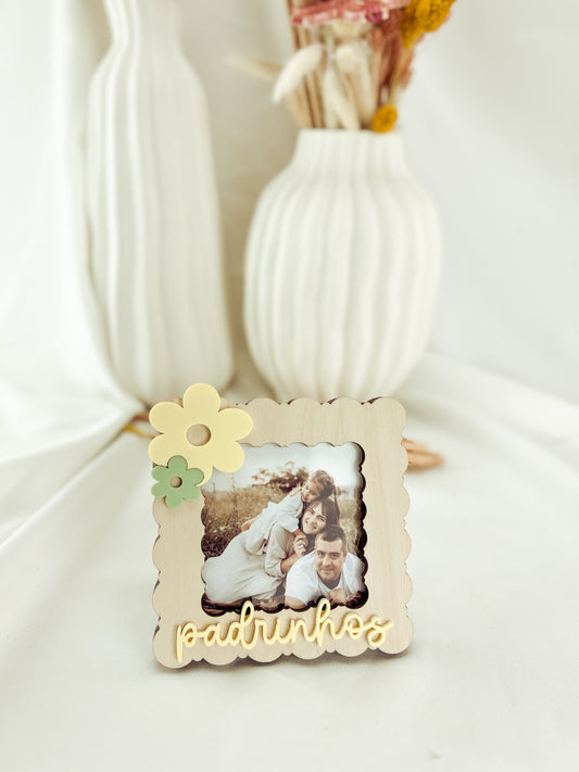 Mini Moldura para Padrinhos com Flores e Palavra 'Padrinhos' em Acrílico Dourado