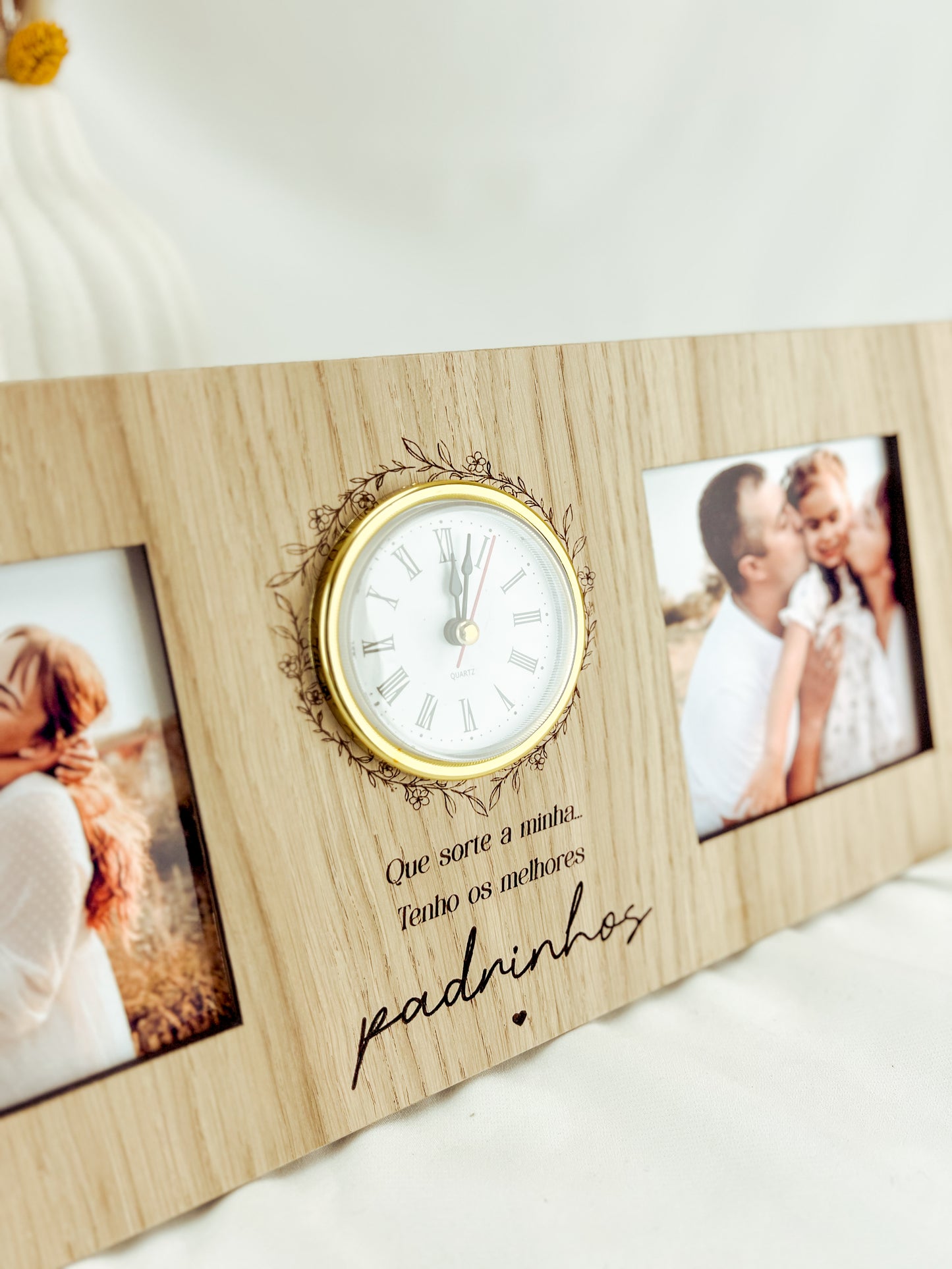 Moldura para Padrinhos com Relógio Dourado e Duas Fotografias