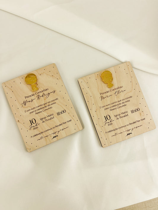 Convite de Batizado em Madeira — Postal com Figura Dourada
