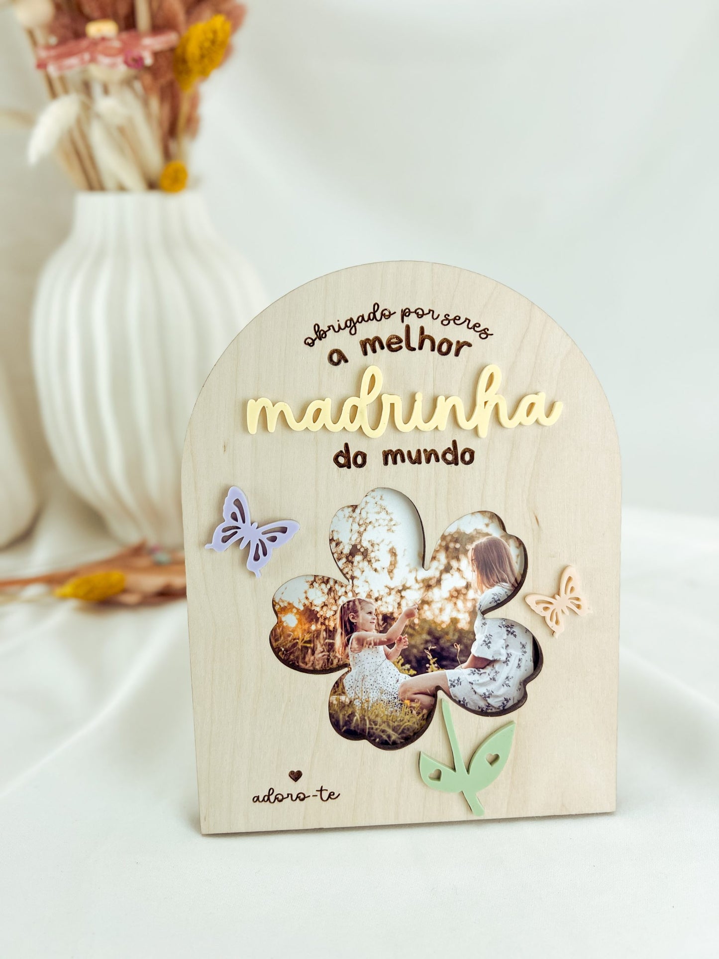 Moldura com Topo Redondo para Madrinha com Borboletas Lilás e Coral