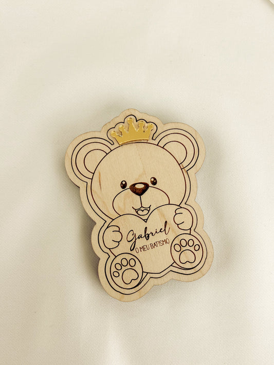 Convite de batizado em madeira personalizado com ursinho e coroa dourada