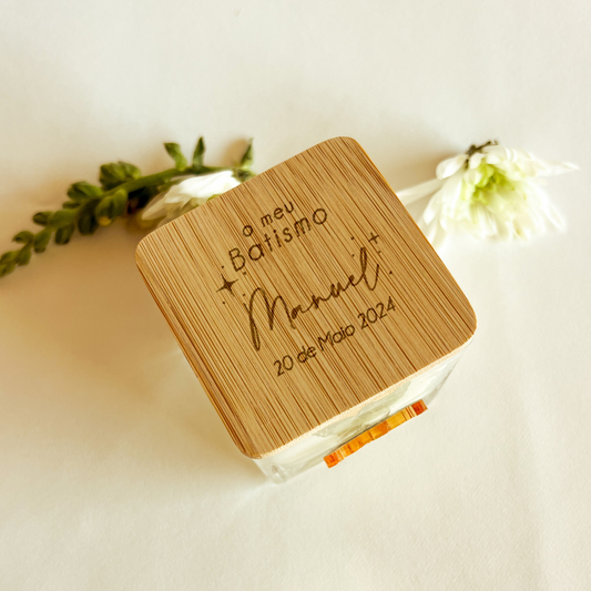 Lembrança de Batizado | Vela Aromática com Pomba Dourada e Tampa em Bambu