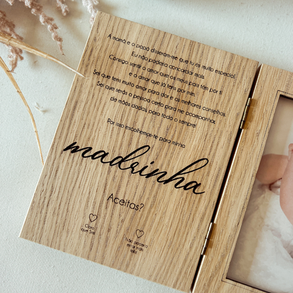 Convite para Madrinha de Batizado em Moldura-Livro com Inicial Floral