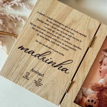Convite para Madrinha de Batizado em Moldura-Livro com Inicial Floral