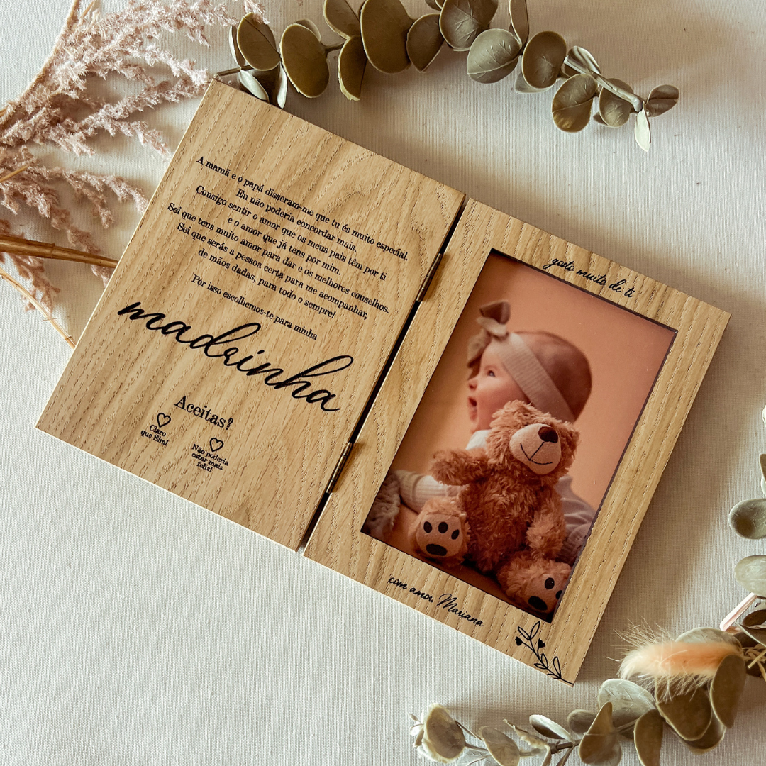 Convite para Madrinha de Batizado em Moldura-Livro com Inicial Floral