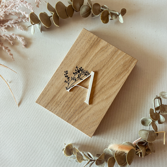 Convite para Madrinha de Batizado em Moldura-Livro com Inicial Floral