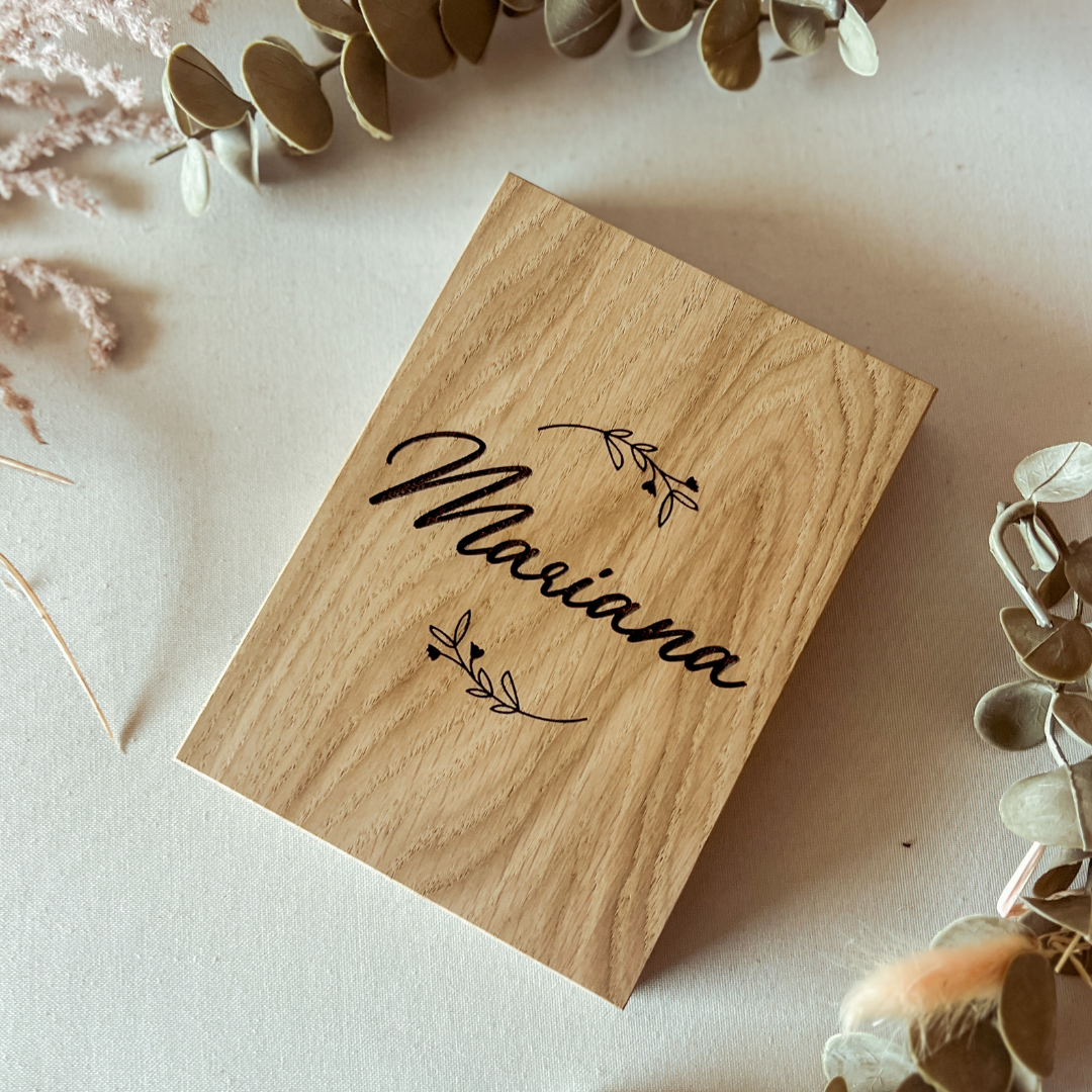 Convite para Madrinha de Batizado em Moldura-Livro com Inicial Floral