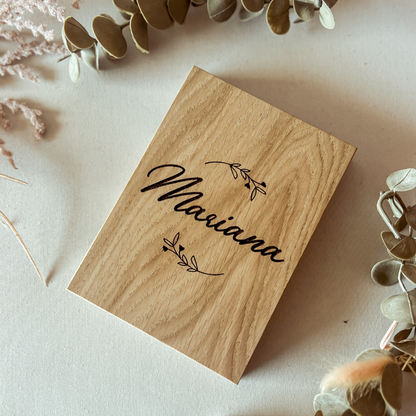 Convite para Madrinha de Batizado em Moldura-Livro com Inicial Floral