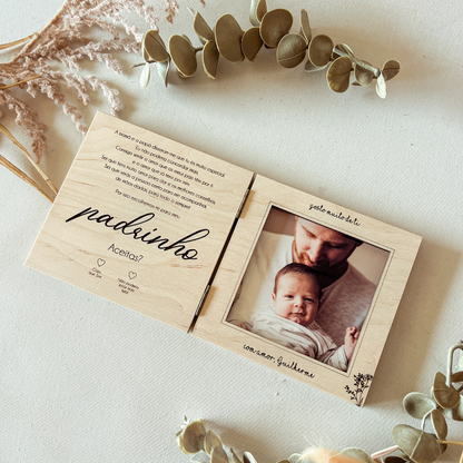 Convite para Padrinho de Batizado em Moldura-Livro com Fotografia