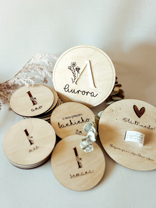 Conjunto de 15 Placas Evolutivas do Bebé em Bétula — Design Clássico