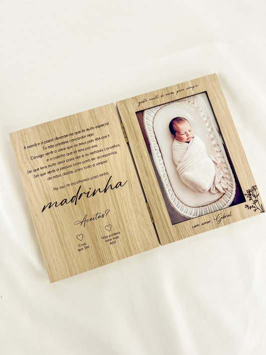 Convite para Madrinha em Madeira — Moldura Livro com Foto