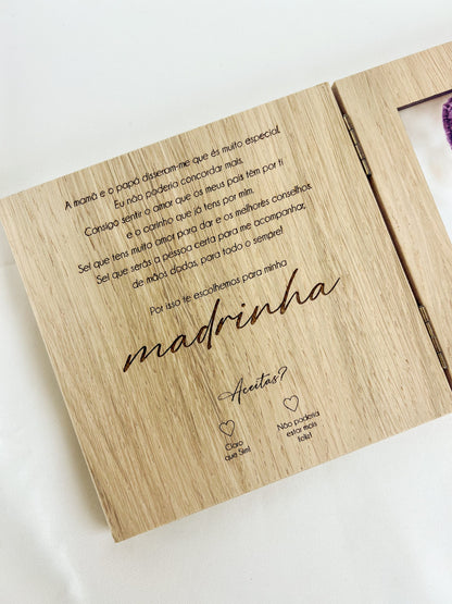 Convite para Madrinha em Madeira — Moldura Livro com Flor Dourada
