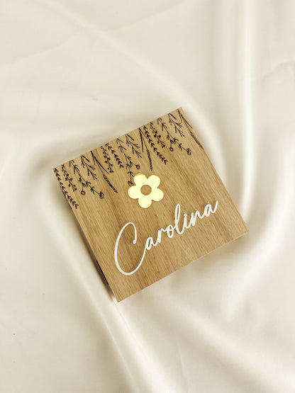 Convite para Madrinha em Madeira — Moldura Livro com Flor Dourada