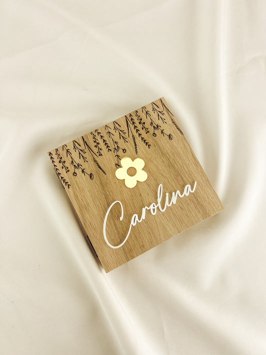Convite para Madrinha em Madeira — Moldura Livro com Flor Dourada
