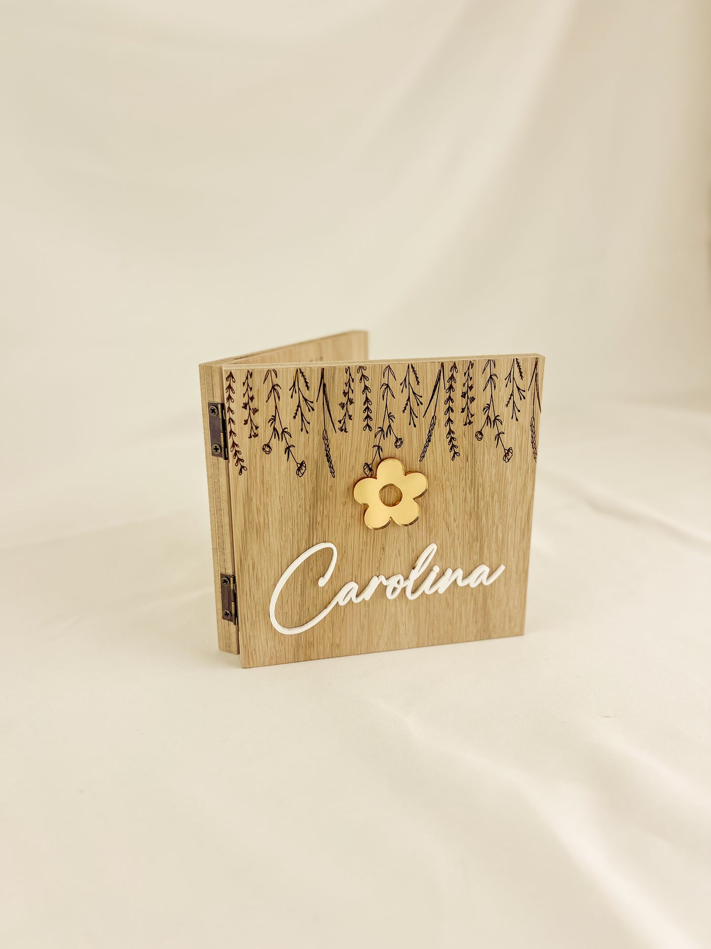 Convite para Madrinha em Madeira — Moldura Livro com Flor Dourada