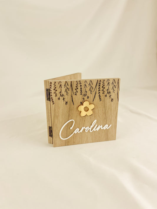 Convite para Madrinha em Madeira — Moldura Livro com Flor Dourada