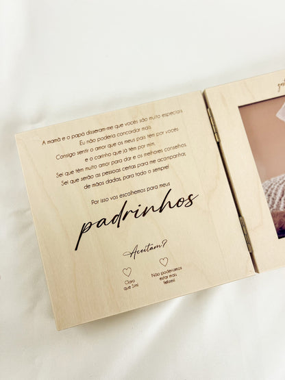 Convite para os Padrinhos em Madeira — Moldura Livro para Casal