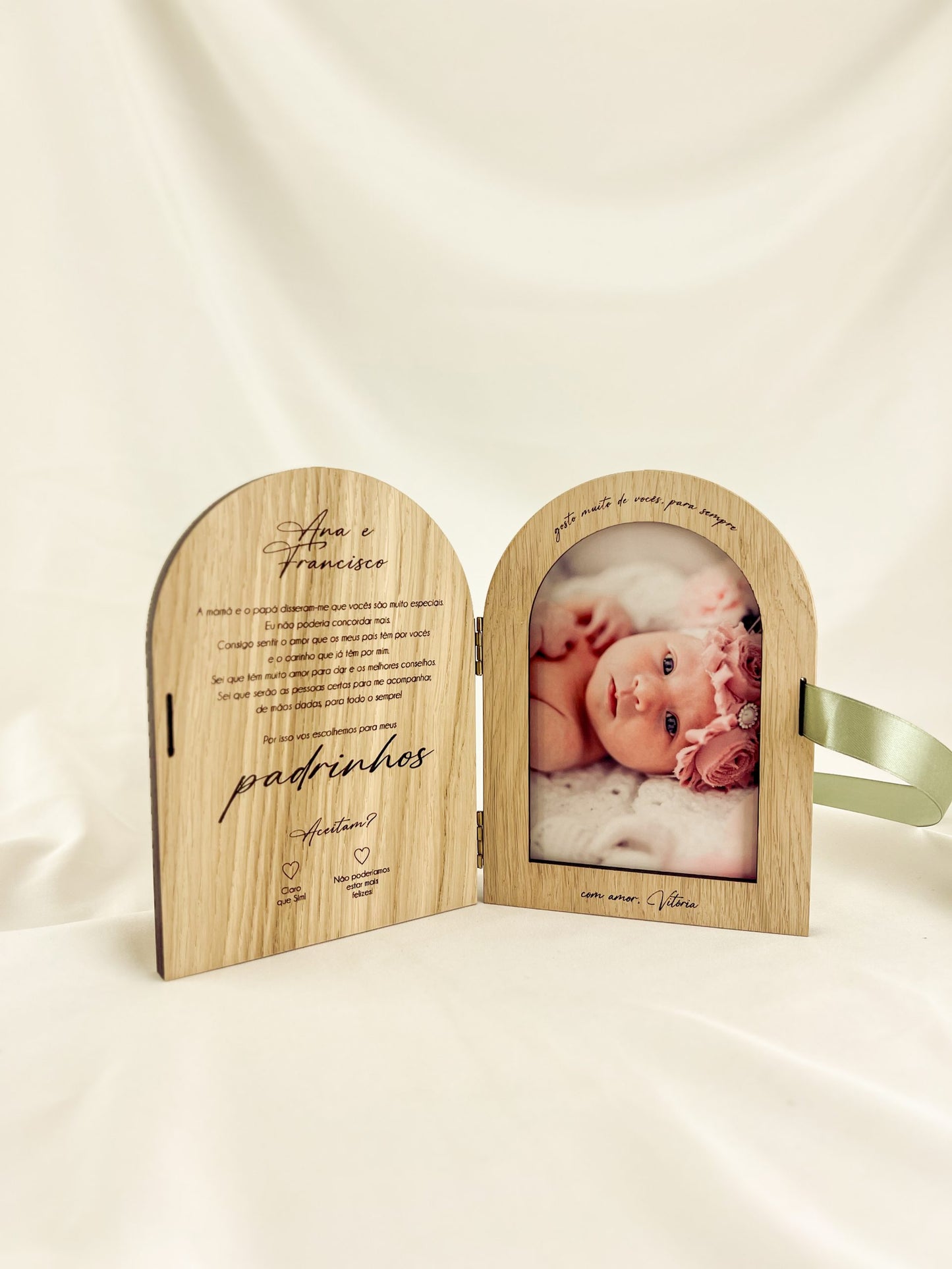 Convite para Padrinho em Madeira — Moldura Livro em Arco