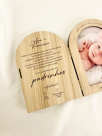 Convite para Padrinho em Madeira — Moldura Livro em Arco