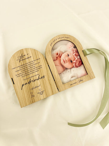 Convite para Padrinho em Madeira — Moldura Livro em Arco