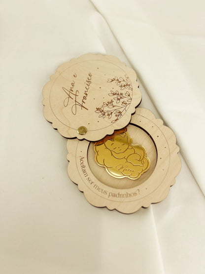 Convite para Padrinhos em Madeira — Giratório com Bebé Dourado