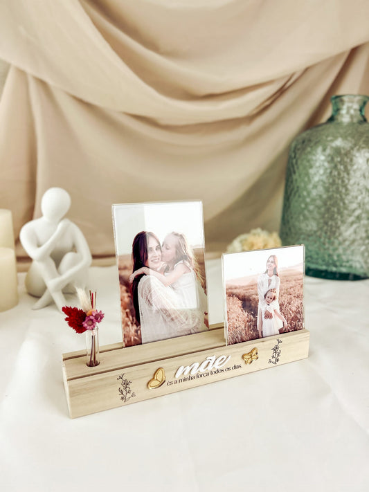 Porta Retratos com Flores para a Mãe — Bétula com Palavra MÃE e Borboletas Douradas
