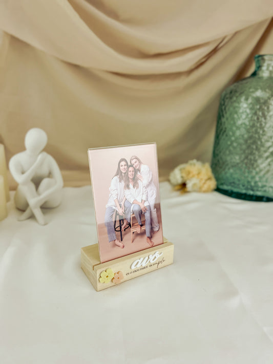 Porta Retrato Redondo para a Avó — Bétula com Palavra AVÓ e Flores em Coral