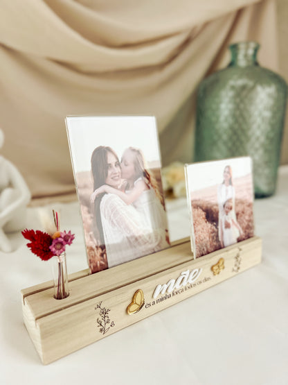 Porta Retratos com Flores para a Mãe — Bétula com Palavra MÃE e Borboletas Douradas