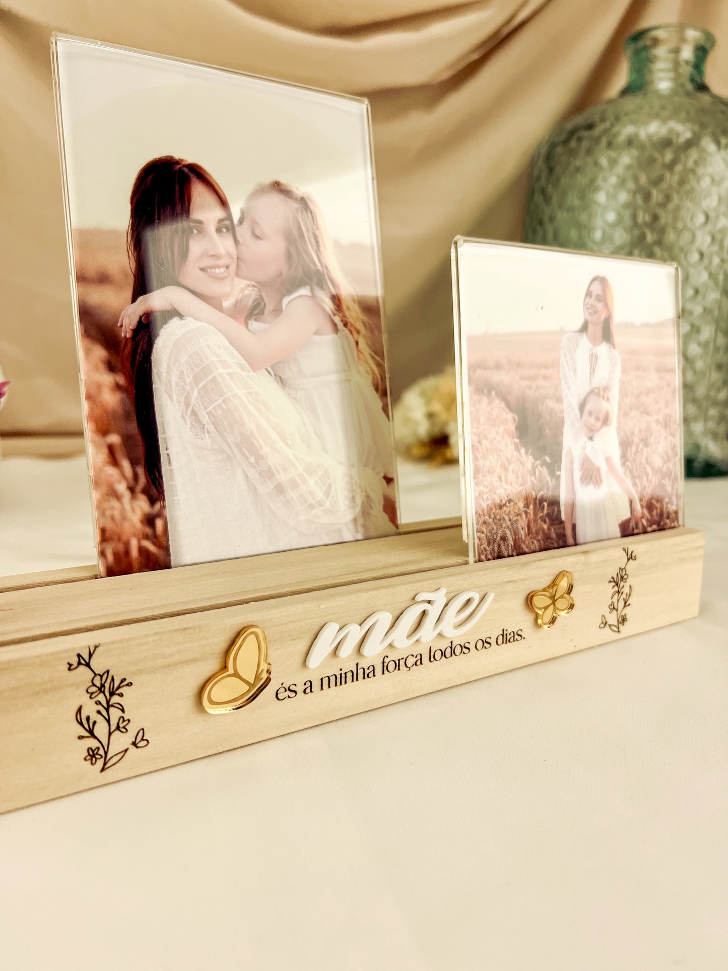 Porta Retratos com Flores para a Mãe — Bétula com Palavra MÃE e Borboletas Douradas