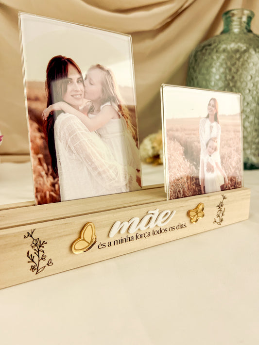 Porta Retratos com Flores para a Mãe — Bétula com Palavra MÃE e Borboletas Douradas