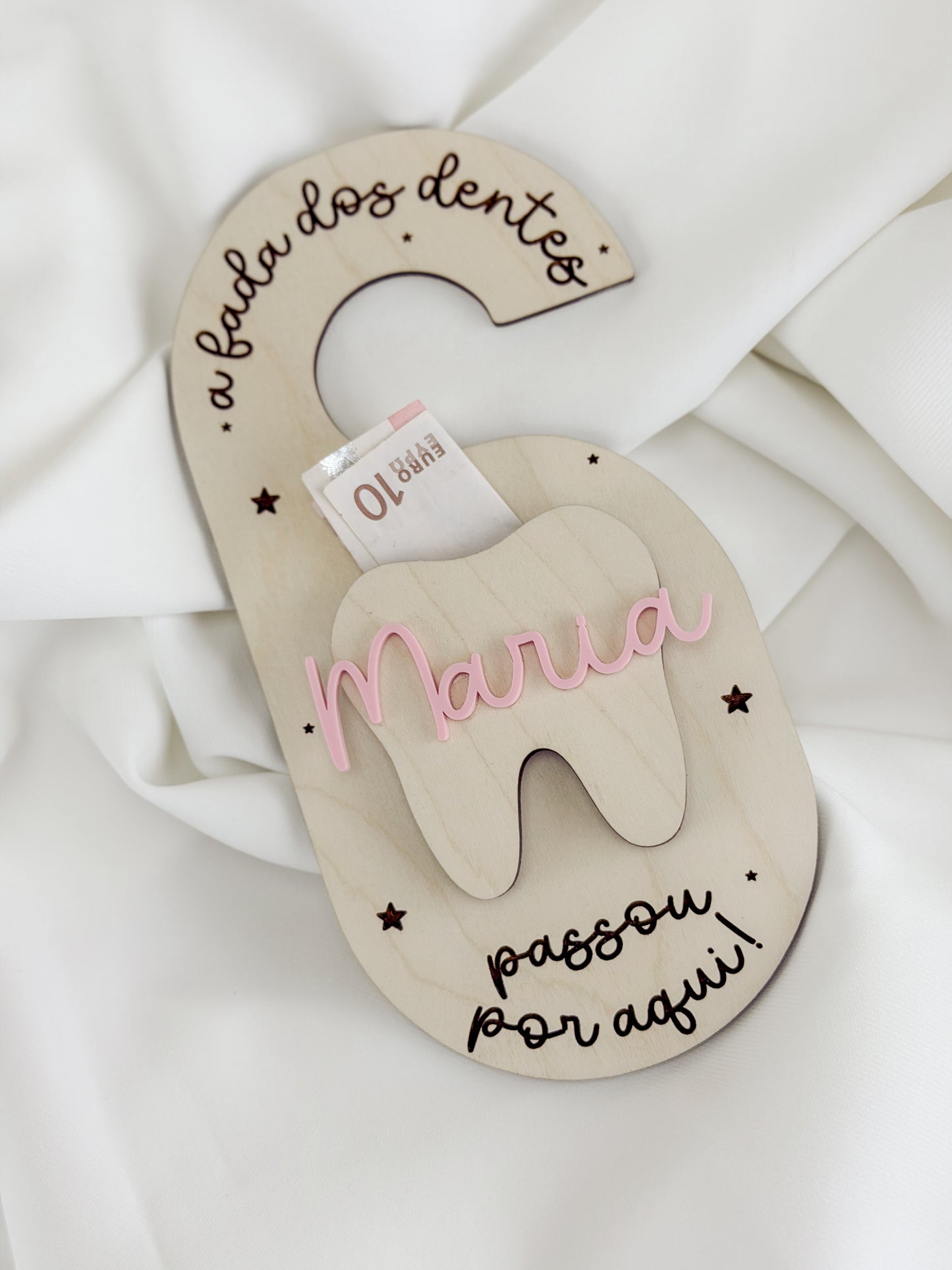 Placa da Fada dos Dentes em Bétula — com Nome em Acrílico Rosa