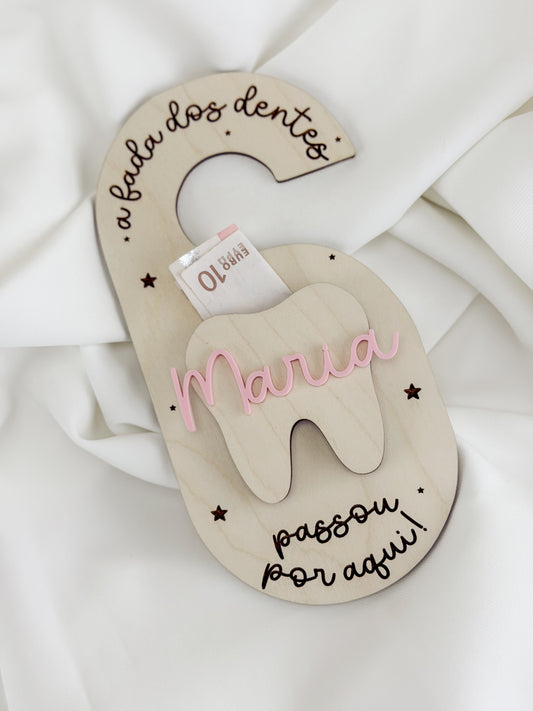 Placa da Fada dos Dentes em Bétula — com Nome em Acrílico Rosa