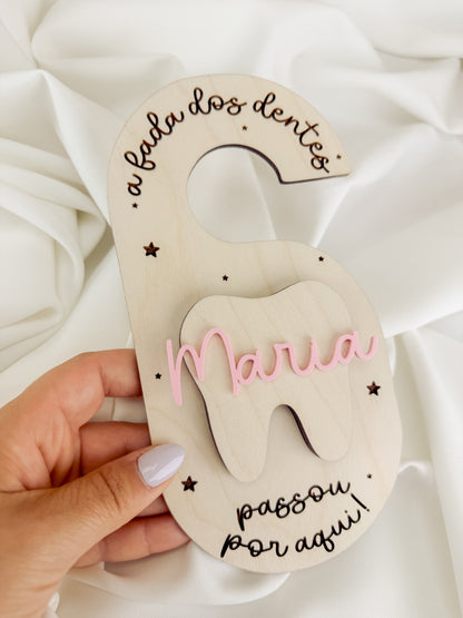 Placa da Fada dos Dentes em Bétula — com Nome em Acrílico Rosa