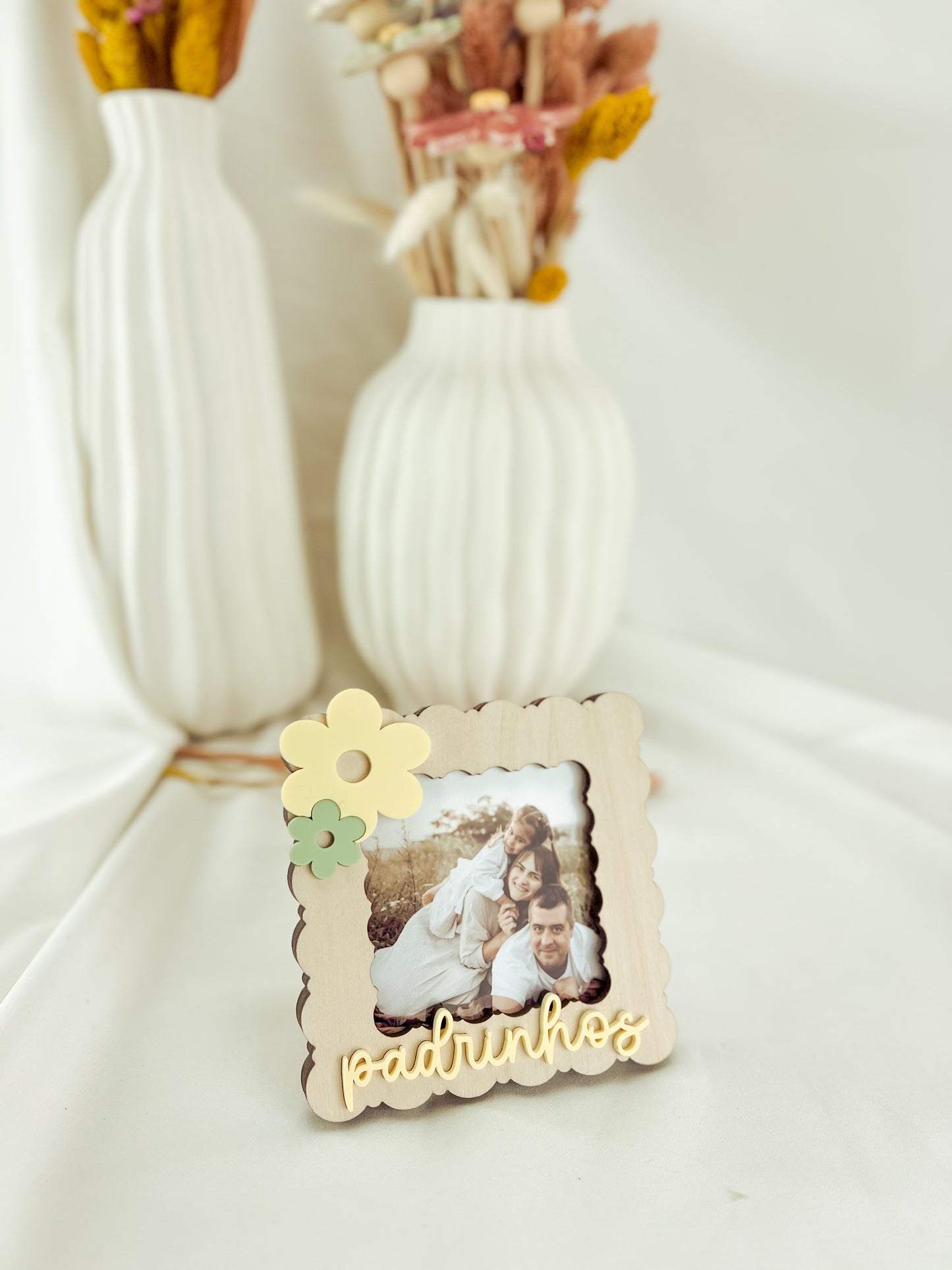 Mini Moldura para Padrinhos com Flores e Palavra 'Padrinhos' em Acrílico Dourado