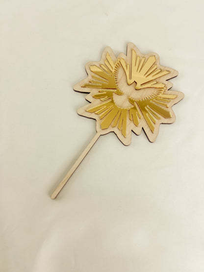 Topo de Bolo Espírito Santo para Batizado em Bétula e Acrílico Dourado