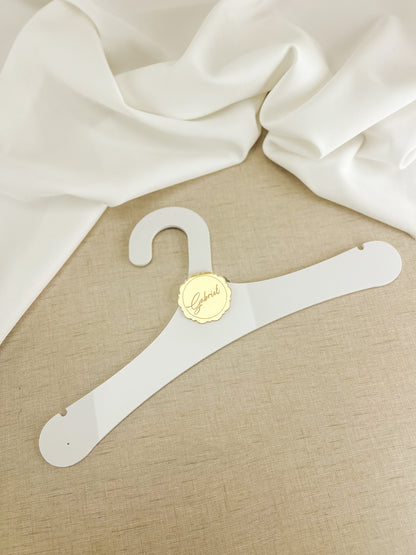 Cruzeta de Batizado em Acrílico com Medalha Dourada