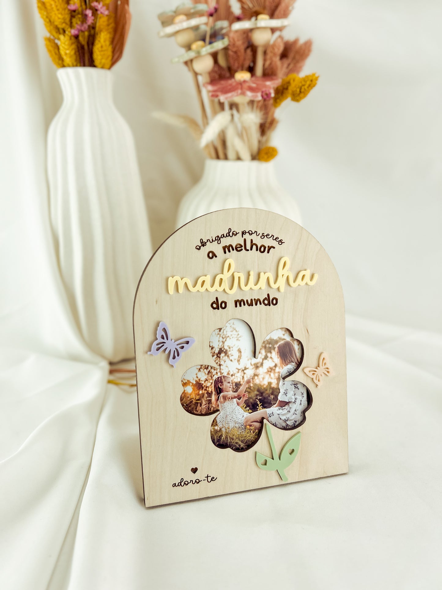 Moldura com Topo Redondo para Madrinha com Borboletas Lilás e Coral
