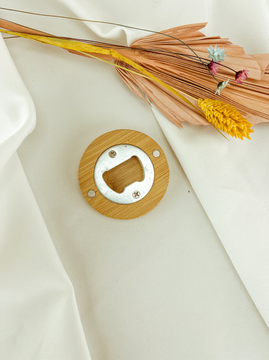 Abre-Caricas Magnético em Bambu Personalizado — 6 cm