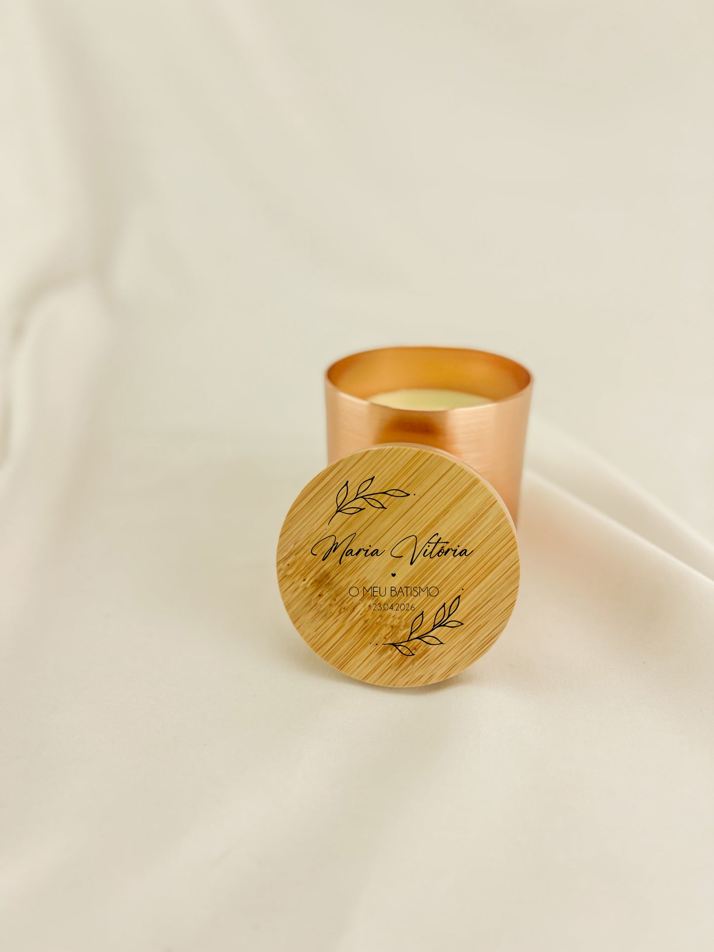 Lembrança de Batizado — Vela Rose Gold com Tampa de Bambu Gravada