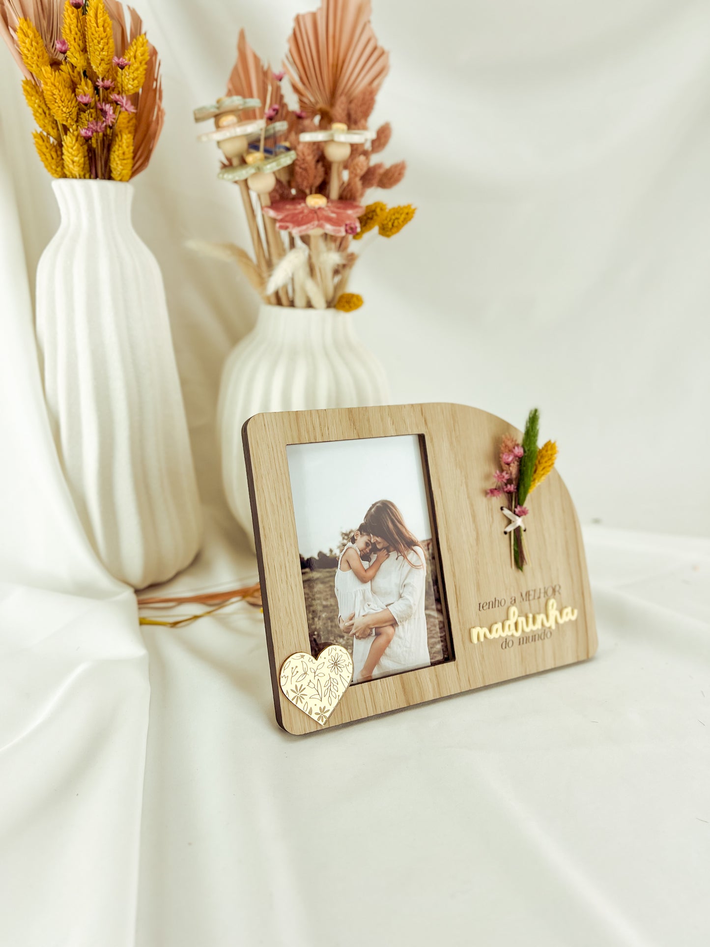 Moldura para Madrinha com Flores Naturais, Coração Dourado | Foto 10x15cm