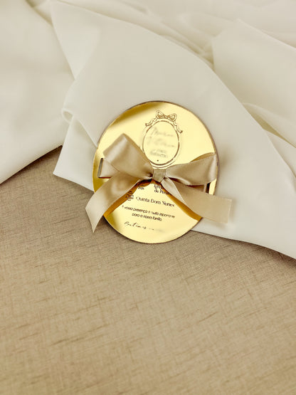 Convite de Batizado em Acrílico Dourado — Oval com Monograma