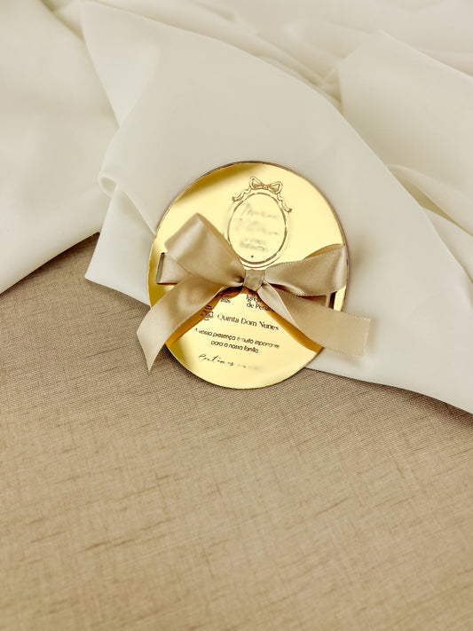 Convite de Batizado em Acrílico Dourado — Oval com Monograma