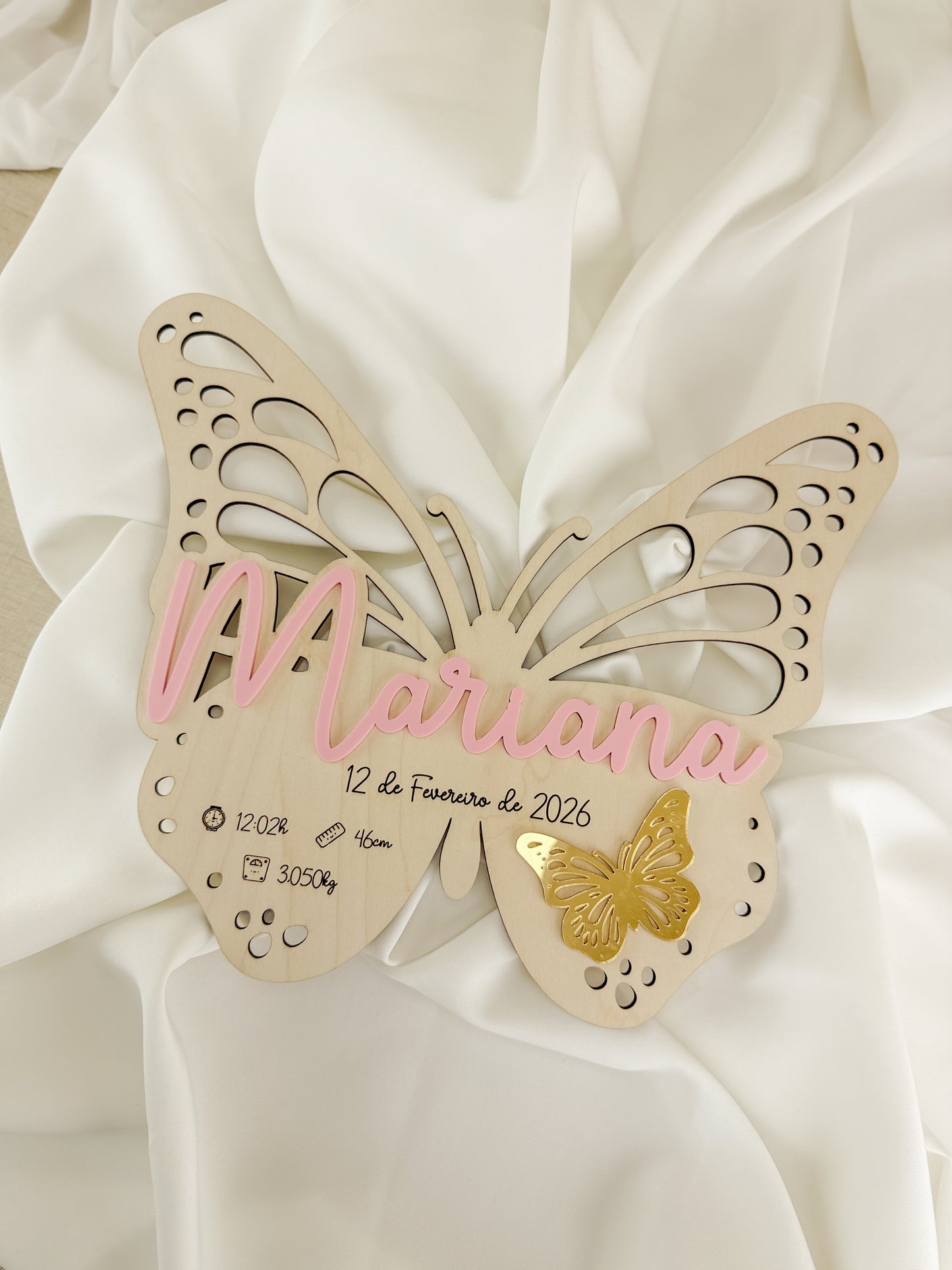 Placa Decorativa de Nascimento em Bétula — Tema Borboleta