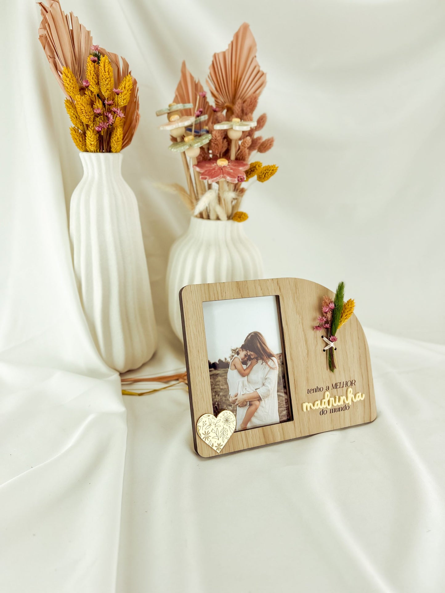 Moldura para Madrinha com Flores Naturais e Coração Dourado — Foto 10x15cm