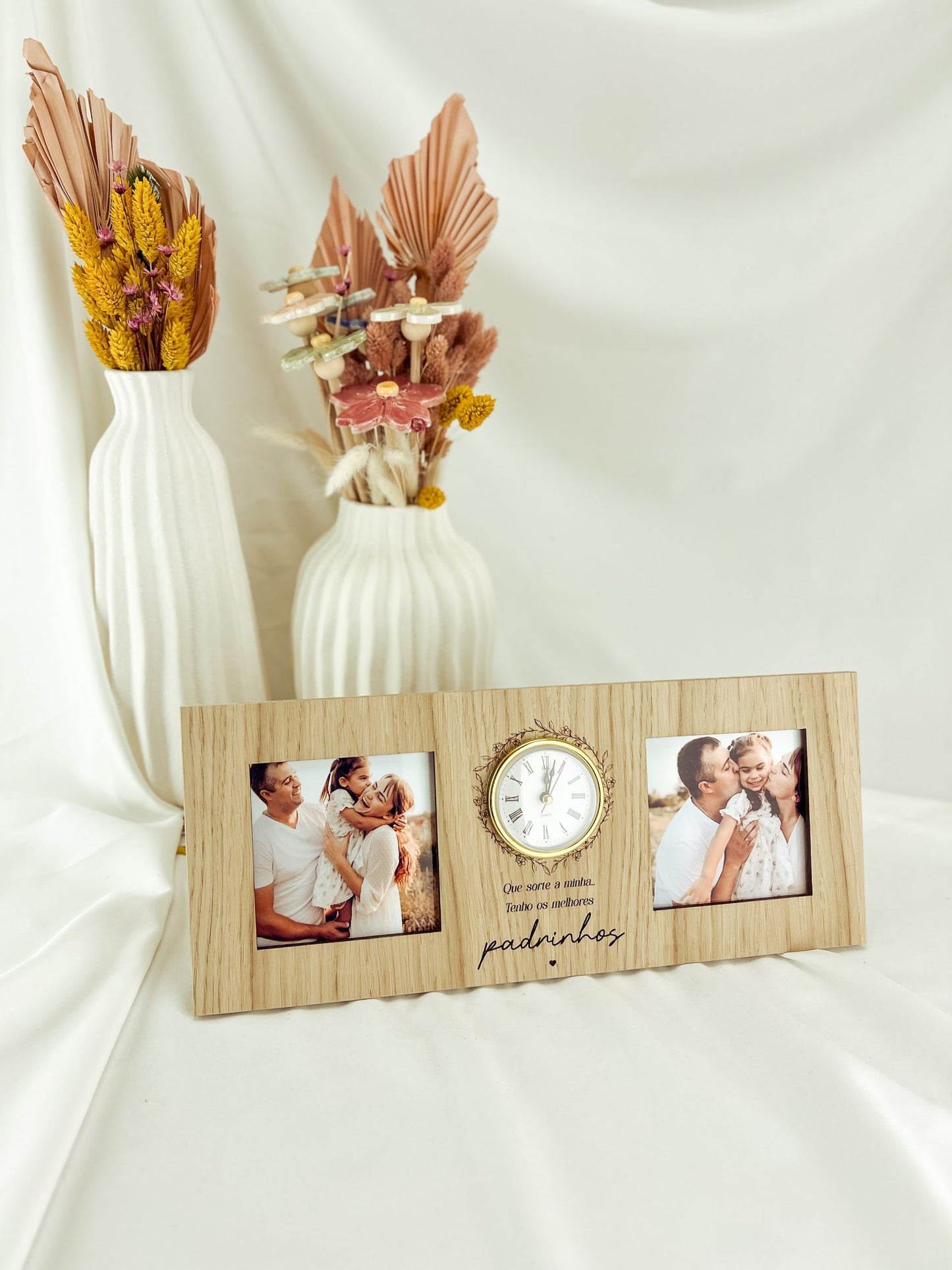 Moldura para Padrinhos com Relógio Dourado e Duas Fotografias