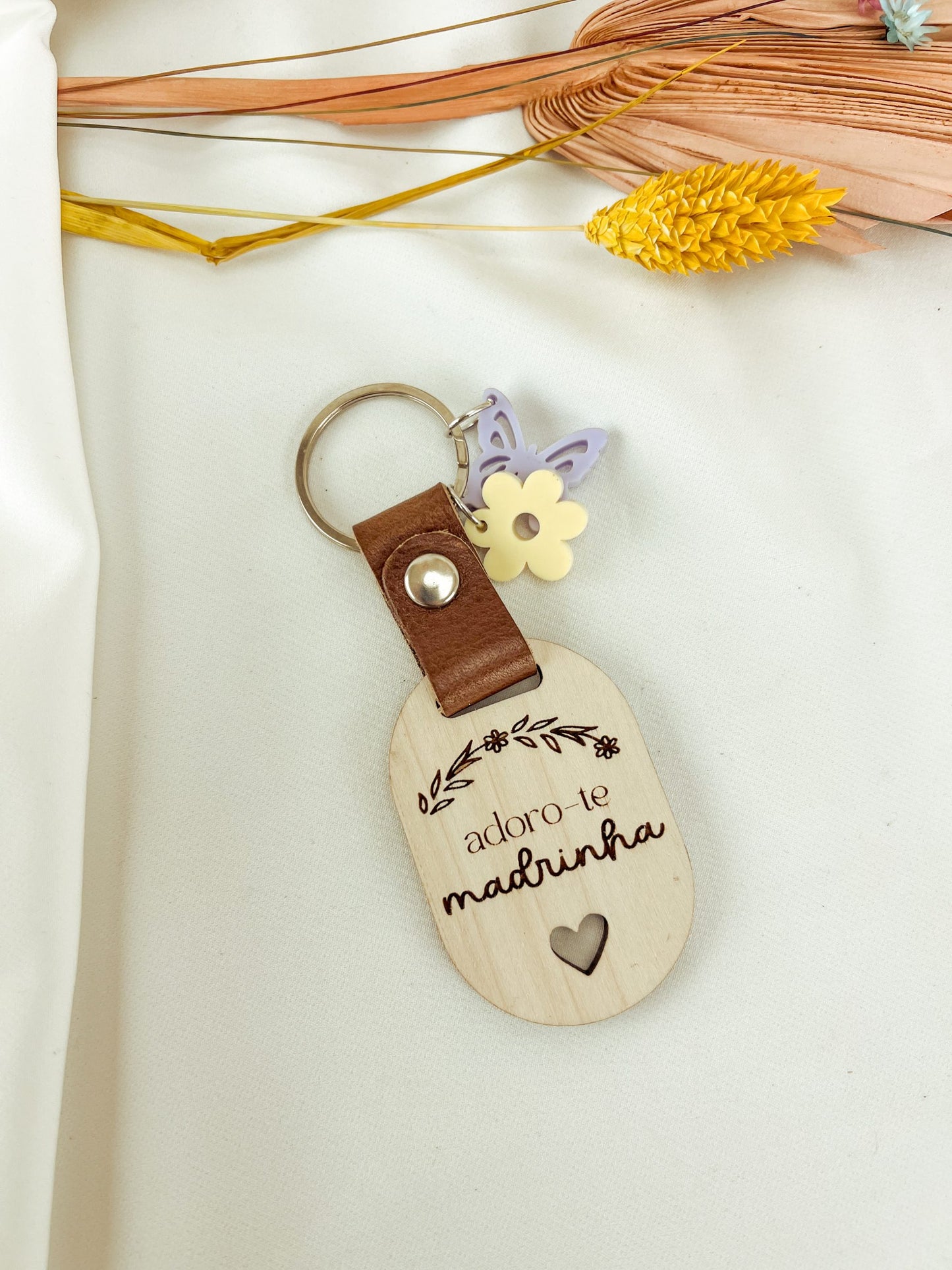 Porta-Chaves com Coelho em Madeira e Detalhe de Couro